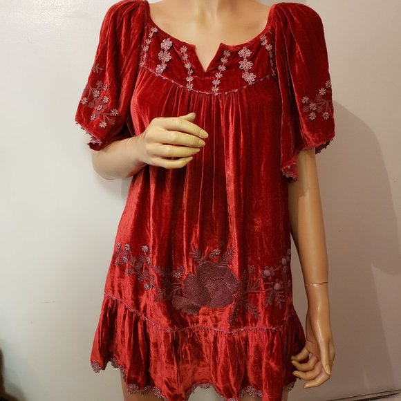 Sundance Tops - NWOT SUDANCE beautiful Velvet Top.